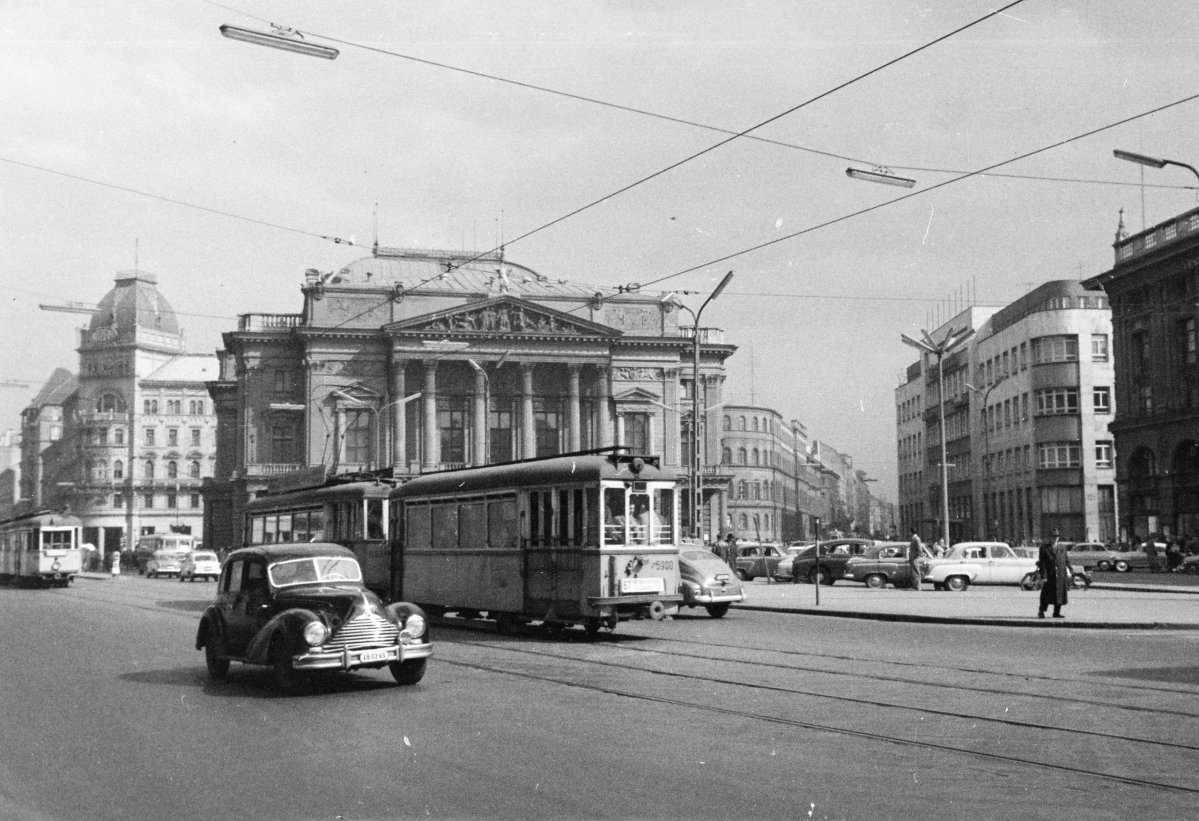 A tér az 1960-as évek hatalmas forgalmával és a Nemzeti Színházzal (Fotó: Fortepan 6 képszám 292452) fortepan_292452.jpg