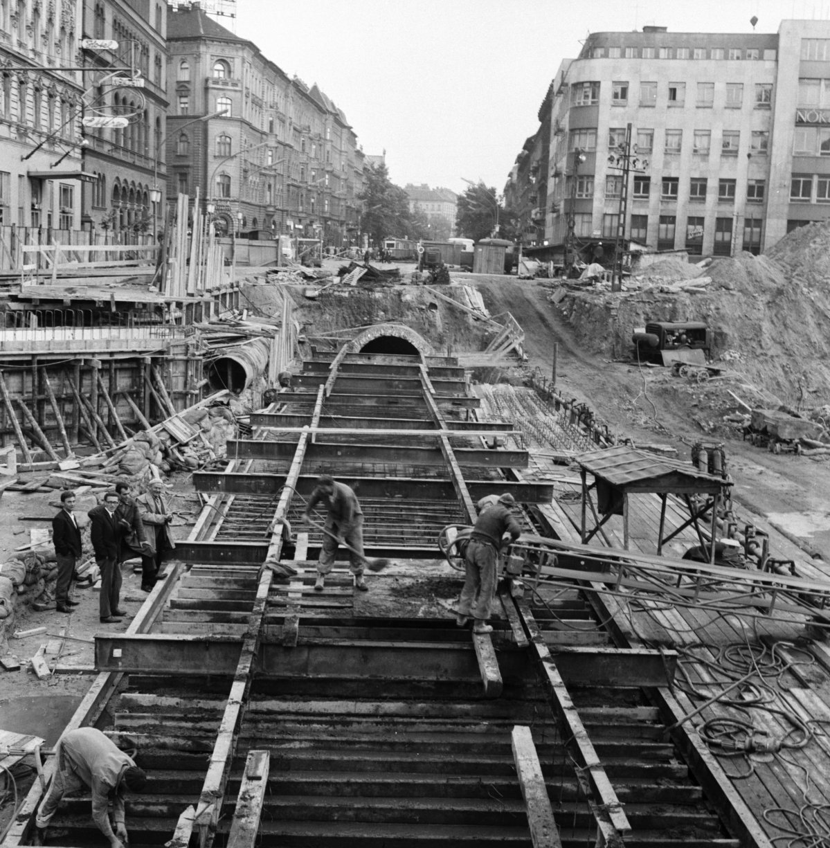 Az aluljáró miatt a Nagykörút alatti csatornát is átéptették (Fotó: Fortepan / Főmterv) fortepan_252217.jpg
