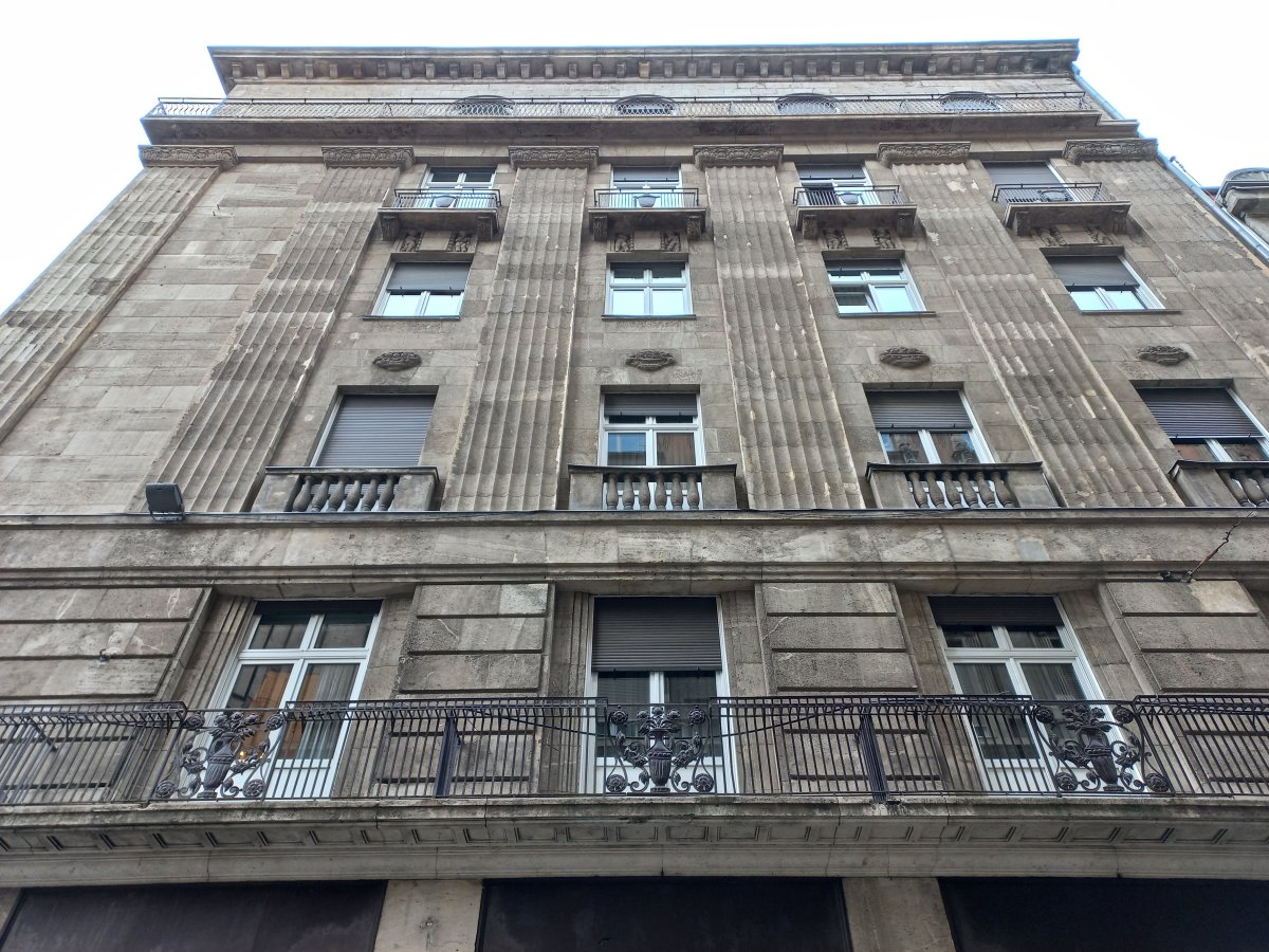 Az Astoria Szálló a Magyar utca felől (Fotó: Dobó Dávid/pestbuda.hu) 04 astoria magyar.jpg