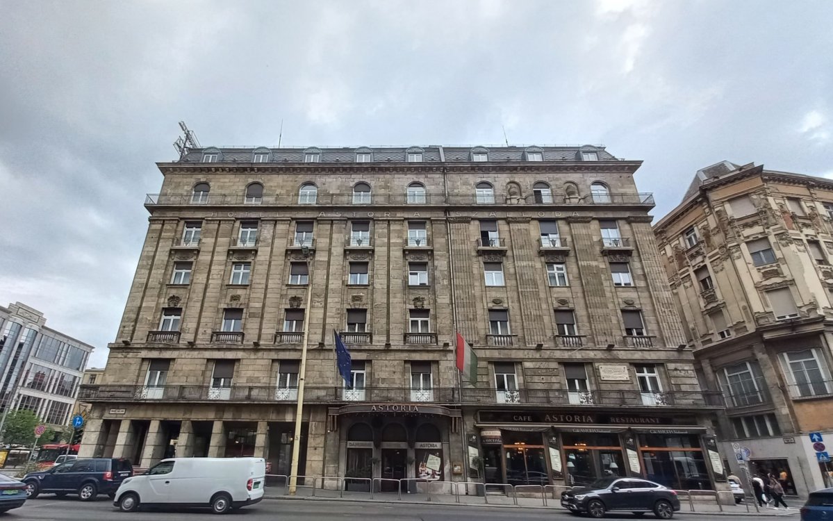 Az Astoria Szálló Kossuth Lajos utcai homlokzata (Fotó: Dobó Dávid/pestbuda.hu) 05 astoria kossuth.jpg