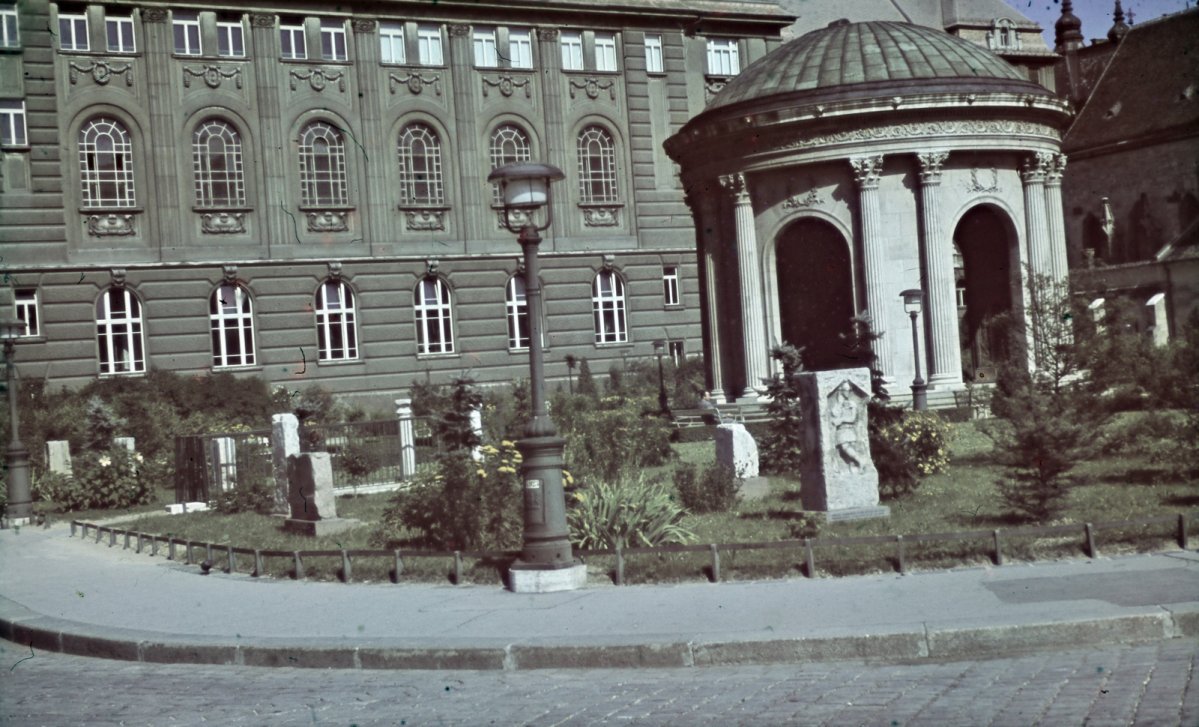 Erzsébet királyné síremléke az Eskü (ma Március 15.) téren (Forrás: Fortepan/Képszám: 266729) 06 fortepan_266729.jpg