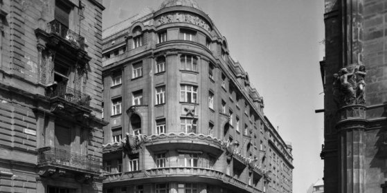169022_1961_budapest_v._vigado_ter_-_apaczai_csere_janos_utca_-_vigado_utca_sarok_a_mahart_szekhaz_epulete.jpg