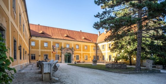 177348_kiscelli_a_kiscelli_muzeum_epulete_az_egykori_kolostor_udvara._foto_both_balazsny.jpg