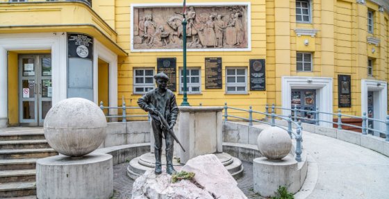 178756_corvin_koz_szobor.jpg